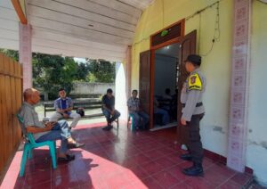 Bhabinkamtibmas Bulan Jaya dan Bhabinkamtibmas Desa Tete A Monitoring Ibadah Umat Nasrani