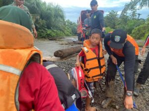 Sigap dan Terarah, Tim SAR Gabungan Selamatkan 3 Warga Terjebak Banjir di Morowali