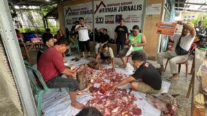 PT CPM Sembelih 21 Ekor Hewan Kurban, salah satunya di Sekretariat Jurnalis Palu