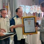 Presiden terpilih Prabowo Subianto menerima penghargaan pin emas dari SMSI yang diserahkan oleh Ketua Umum SMSI Firdaus.