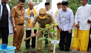 Hari Bumi ke-55, Gubernur Kalsel H Muhidin Dukung Gerakan Menanam 1 Juta Pohon Matoa se-Indonesia