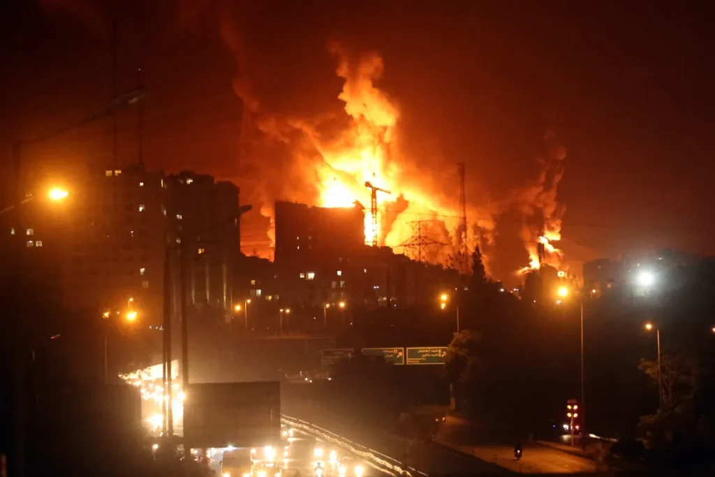 Israel Gempur Iran Barat, Klaim Hancurkan Puluhan Gudang Rudal-Drone!