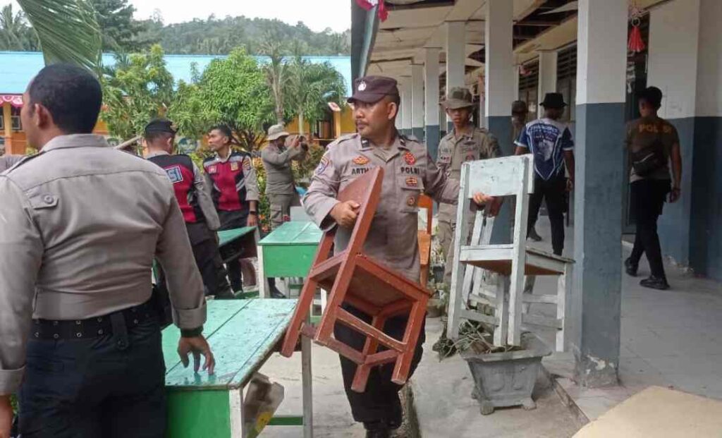 Pasca Gempa Poso, Polres Poso Evakuasi Peralatan Sekolah agar Kegiatan Belajar Tetap Jalan
